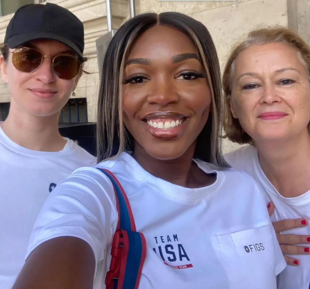 Smiling faces on a tour in Paris
